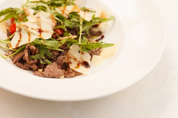 Salad with beef and arugula — Stock Photo, Image