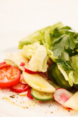 Tabakta taze sebze salatası