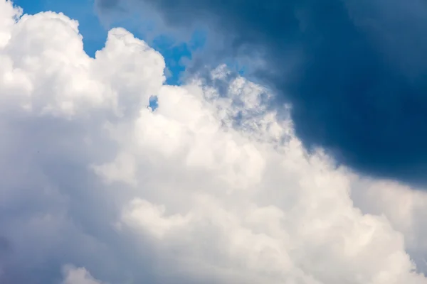 Blauwe lucht met wolken — Stockfoto