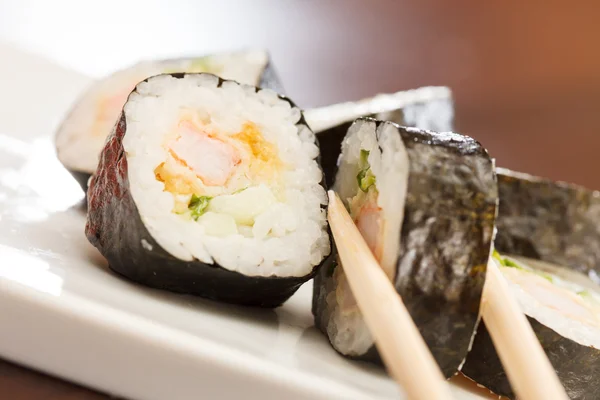 Sushi mit Stäbchen — Stockfoto