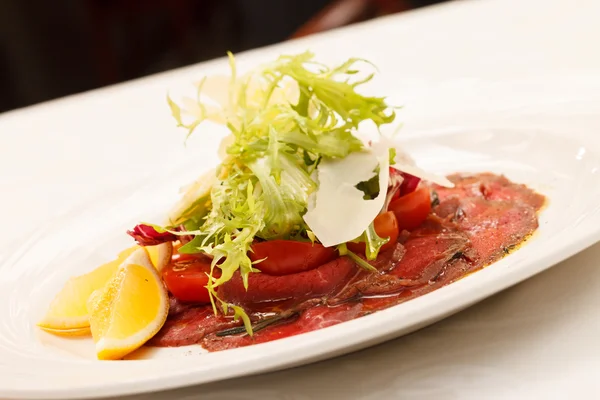 Carpaccio de carne com queijo parmesão — Fotografia de Stock