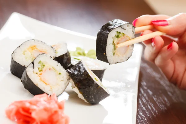 Sushi con bacchette — Foto Stock