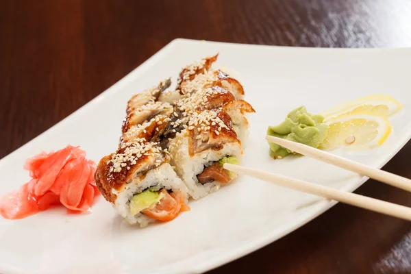 Sushi con palillos — Foto de Stock