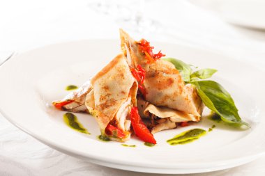 Krep tavuk ve sebze ile