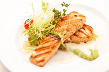 Salatalı ızgara somon bifteği.