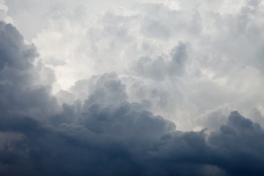 Fırtınalı bulutlu dramatik gökyüzü