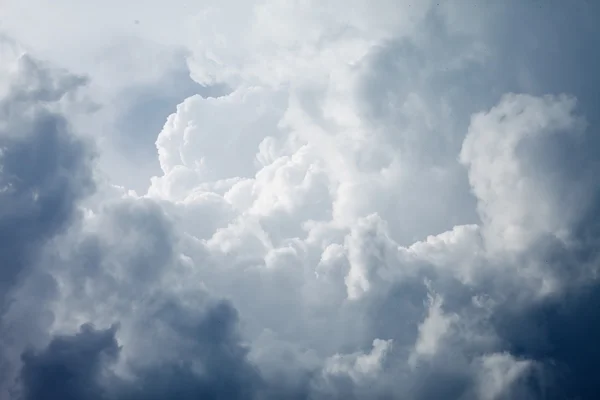 Ciel dramatique avec des nuages orageux — Photo