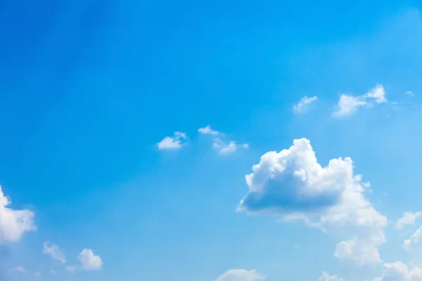 Céu azul com nuvens — Fotografia de Stock