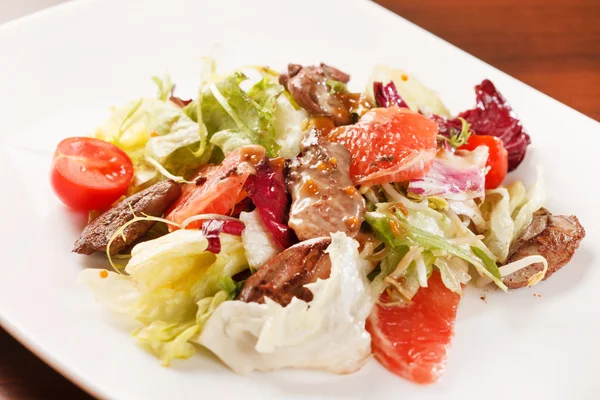 Salad with beef and grapefruit — Stock Photo, Image