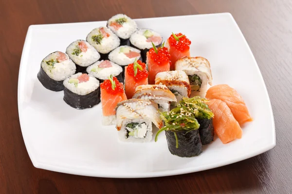 Sushi a tányéron. — Stock Fotó