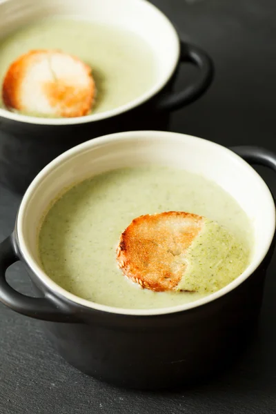 ブロッコリーのクリーム スープのボウル — ストック写真