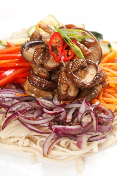 Carne con verduras y fideos — Foto de Stock