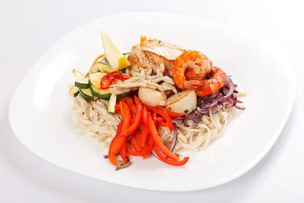 Meat with vegetables and noodles — Stock Photo, Image