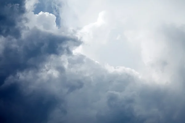 Ciel dramatique avec des nuages orageux — Photo