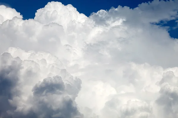 Драматическое небо с грозовыми облаками — стоковое фото