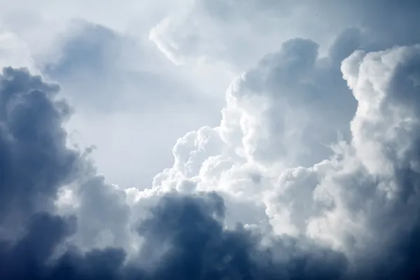 Ciel dramatique avec des nuages orageux — Photo