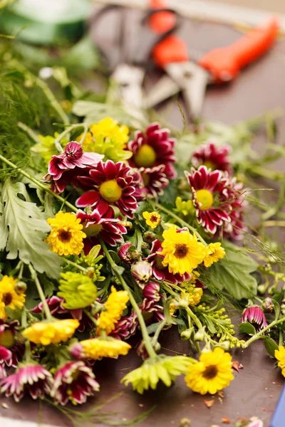 Sekatörer med blommor — Stockfoto