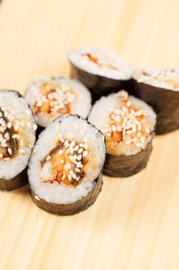 suşi ile yılan balığı