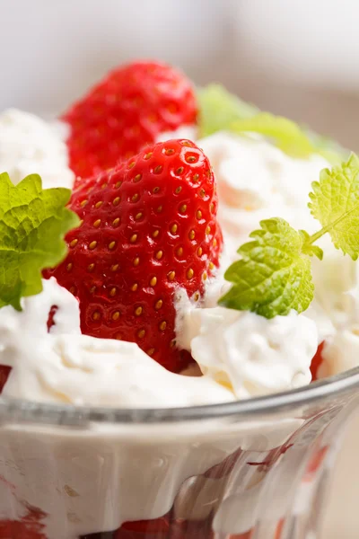 Strawberries with cream — Stock Photo, Image