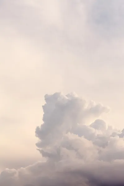 Witte wolken — Stockfoto