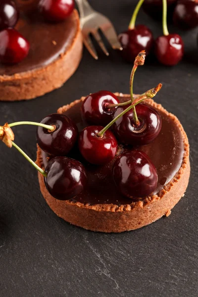 Chocolade taart met cherry — Stockfoto