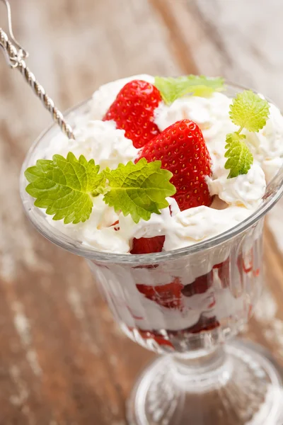 Strawberries with cream — Stock Photo, Image