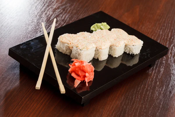 Sushi con bacchette — Foto Stock