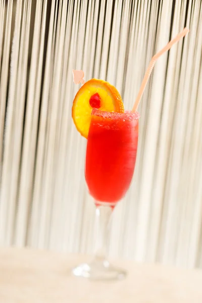 Rode cocktail met sinaasappel — Stockfoto