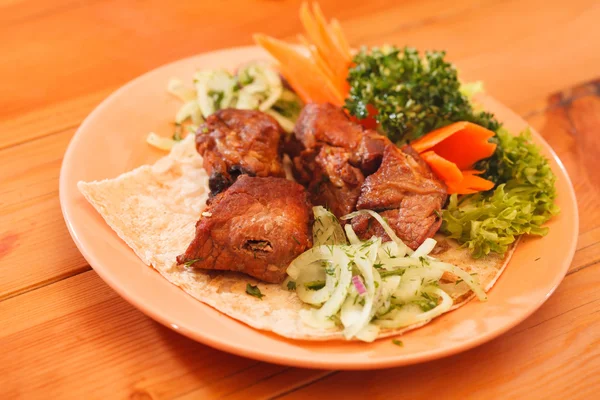 Kebab auf dem Teller — Stockfoto