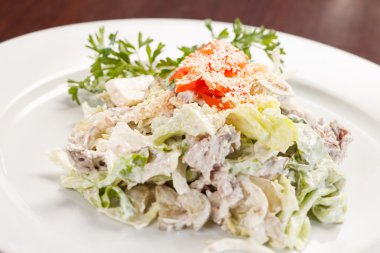 Tavuk ve mantar salatası