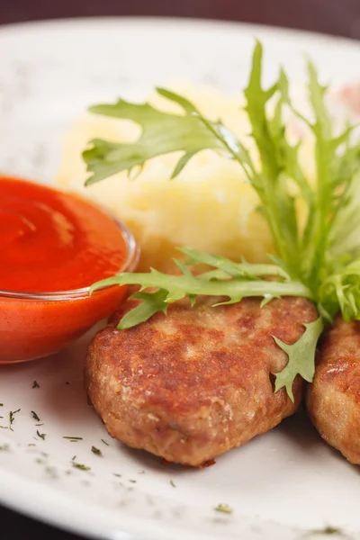 Schnitzel mit Kartoffeln — Stockfoto