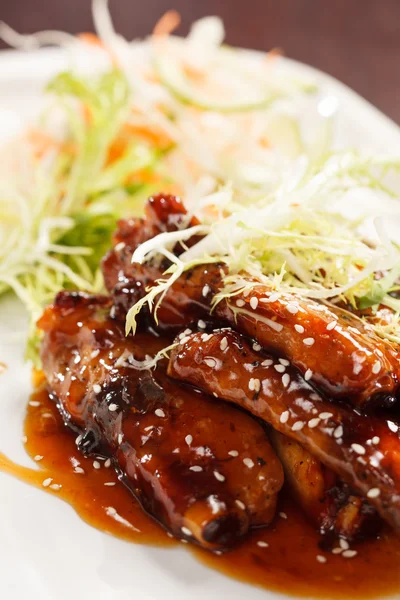 Grilled ribs with salad — Stock Photo, Image