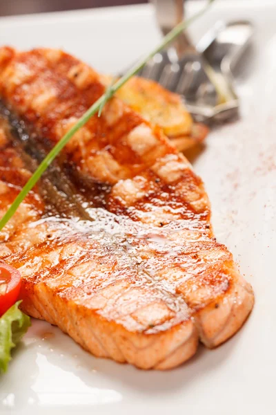 Salmon steak with potatoes — Stock Photo, Image