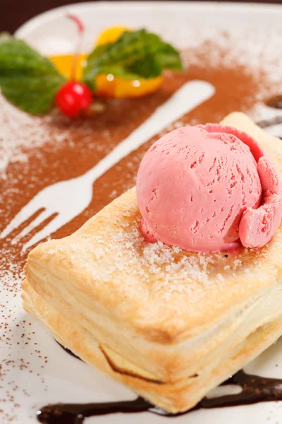 Puff pastry with ice cream — Stock Photo, Image