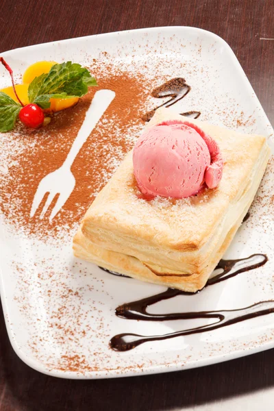 Puff pastry with ice cream — Stock Photo, Image