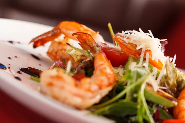 Ensalada con camarones — Foto de Stock