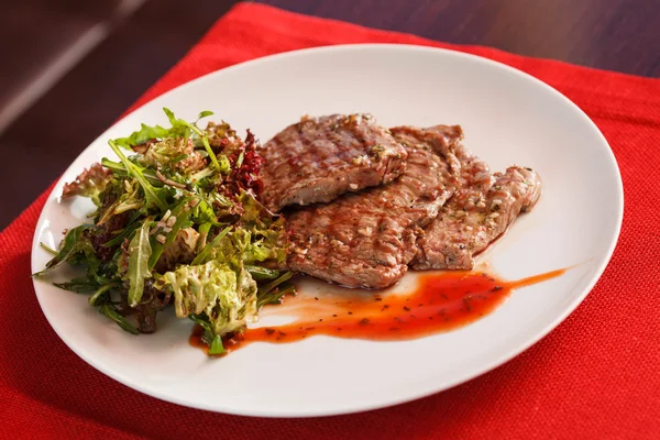 Steak se salátem — Stock fotografie
