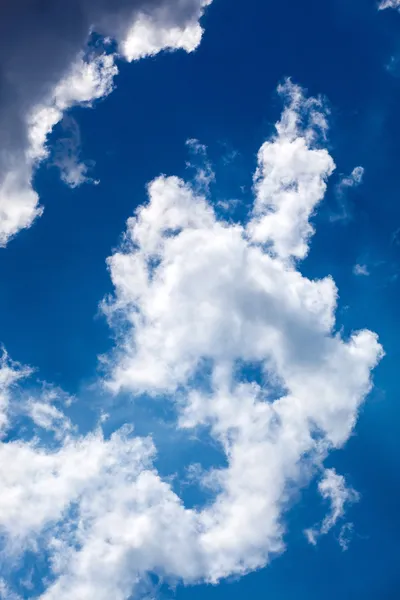 Céu azul com nuvens — Fotografia de Stock