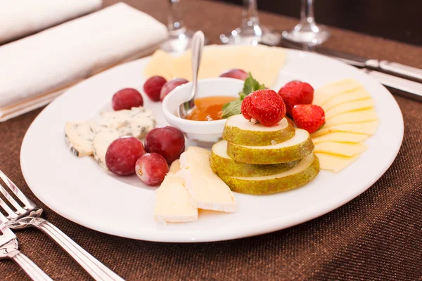 Queijos e frutas para aperitivos — Fotografia de Stock