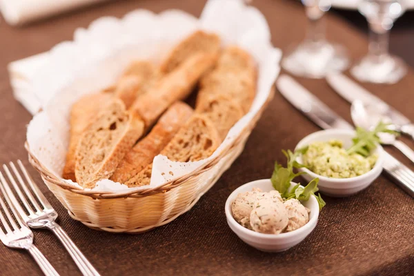 Färska crusty bröd i korg — Stockfoto