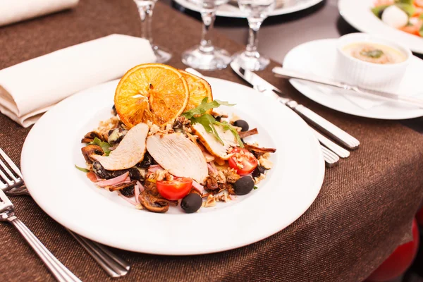 Ensalada de pollo con naranja —  Fotos de Stock