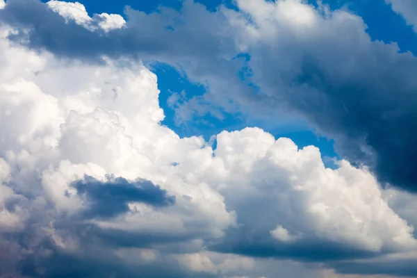 Blå himmel med moln — Stockfoto