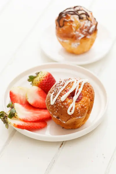 Muffin with strawberry — Stock Photo, Image