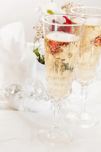 Champagne con fiori di nozze — Foto Stock