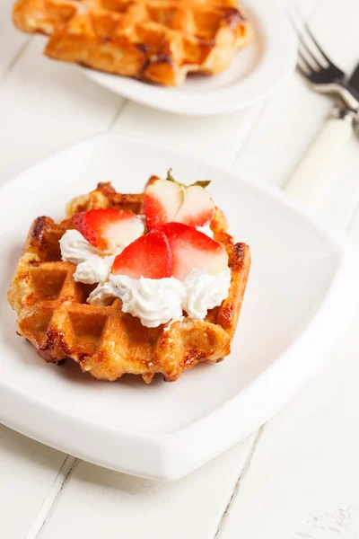 Gofres belgas con fresas frescas y crema batida —  Fotos de Stock