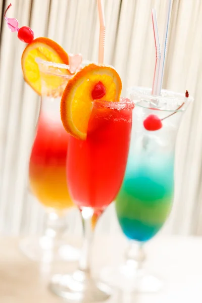 Cocktails in de bar — Stockfoto