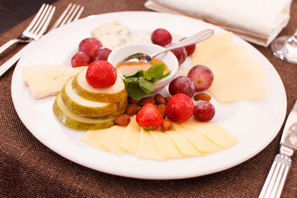 Quesos y frutas para aperitivos — Foto de Stock