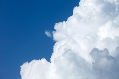 Bulutlu mavi gökyüzü