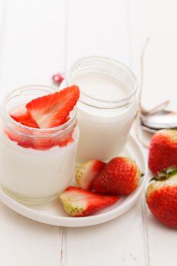 çilek ile yoğurt