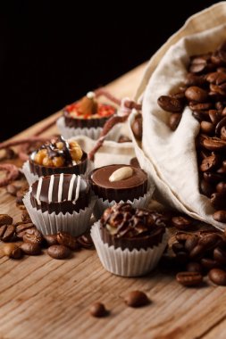 kahve çekirdekleri ile çikolatalı tatlılar